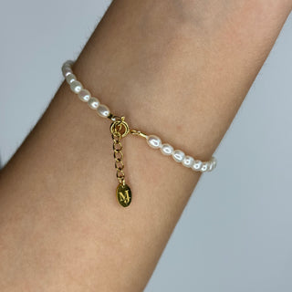 Tiny iris pearls armbånd